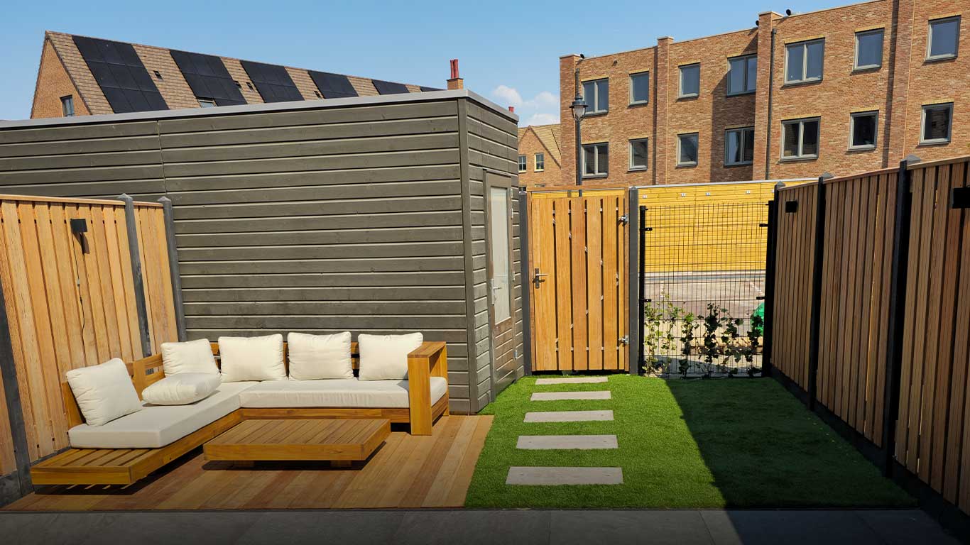 Vlonder met hard hout en kunstgras in tuin leggen in hoofddorp