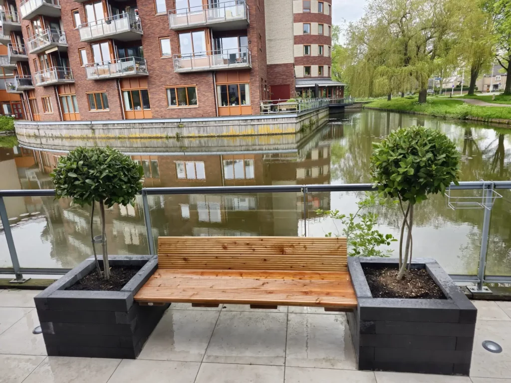 Timmerkunst voor groene oases in Haarlem.